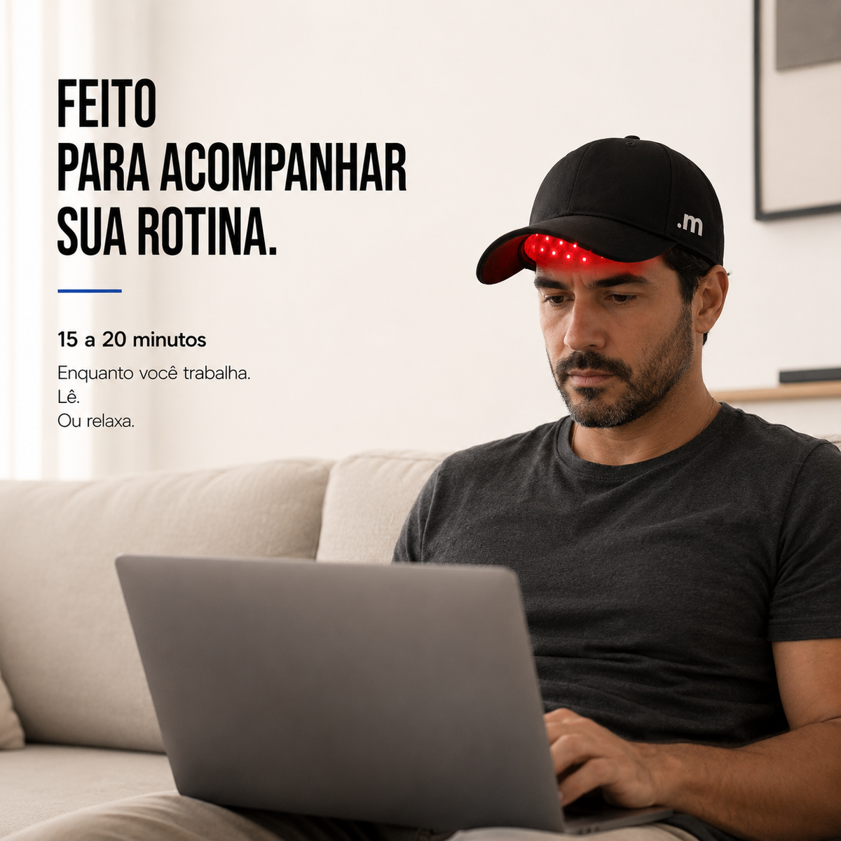 Homem usando o Boné LED capilar .minox enquanto trabalha no notebook durante uma sessão de 15 a 20 minutos