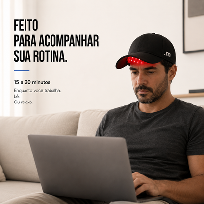 Homem usando o Boné LED capilar .minox enquanto trabalha no notebook durante uma sessão de 15 a 20 minutos