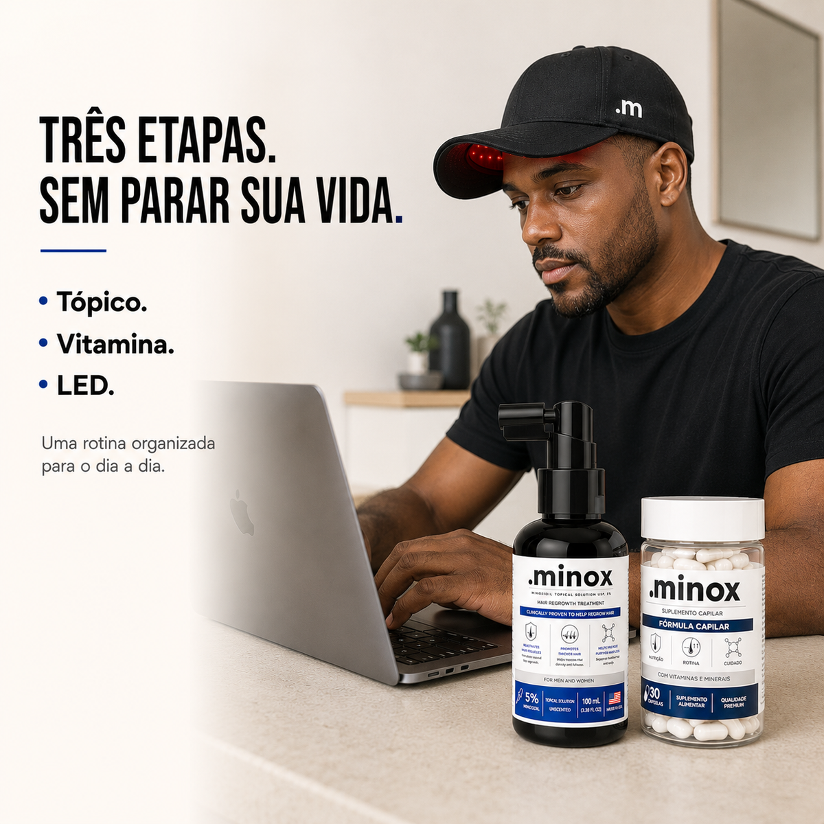 Homem usando o Boné LED .minox enquanto trabalha, com Minoxidil e Vitamina Capilar sobre a mesa